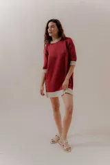 Vestido tejido de punto color rojo con cuello redondo y mangas 3/4 con terminaciones en color crema.