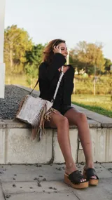 Zuecos de cuero con plataforma de madera y capellada con textura croco color negro.