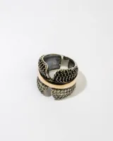 Anillo de plata 925 con dublé de oro, decorado con zirconias blancas y negras.