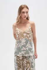 Musculosa de bretel fino con estampado floral en tonos beige, verde y blanco, corte al cuerpo y escote en V.