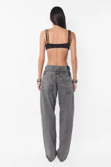 Pantalón denim rígido color gris con lavado degradé, tiro medio con doble cintura, bolsillos delanteros y traseros, cierre metálico y botones personalizados.