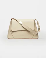Cartera de hombro color beige con diseño estructurado y cierre frontal.