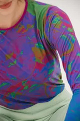 Remera de mangas largas con estampado de hortensias en tonos azul, verde y violeta.
