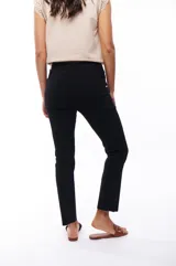 Pantalón jean negro de corte recto y tiro alto.