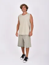 Musculosa negra de corte ancho y sin mangas, con cuello redondo.