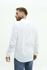 Camisa de lino azul marino con cuello mao, corte semi slim y logo bordado en el pecho.