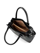 Cartera negra de cuero vacuno texturado con doble asa corta y correa larga extraíble. Tiene logo metálico de la marca en el frente y forro textil.