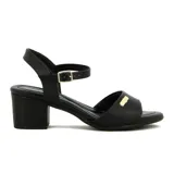 Sandalia de cuero sintético color negro, con taco bloque y pulsera al tobillo.