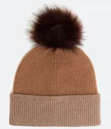 Gorro de lana acrílica color marrón con pompón de piel sintética en la parte superior y dobladillo acanalado.