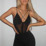 Body negro con breteles finos, escote en V y transparencias en el abdomen.