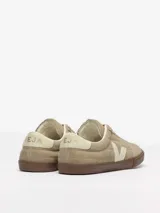 Championes Veja Panenka Suede color beige, confeccionados en cuero vacuno con logo lateral en color crema y suela de goma marrón.