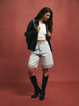 Short de jean celeste con efecto lavado, corte recto y largo hasta la rodilla.