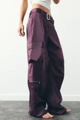 Pantalón cargo color ciruela de tiro medio con bolsillos delanteros, laterales y traseros. Incluye cinturón de la misma tela con hebilla metálica.