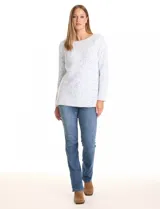 Buzo de tejido soft jaspeado en blanco y azul, con escote a la base, mangas largas de corte recto y ruedo con terminación recta y pequeños tajos laterales.