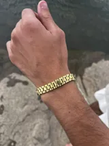 Pulsera dorada de eslabones anchos con cierre de hebilla. Diseño inspirado en el estilo Rolex.