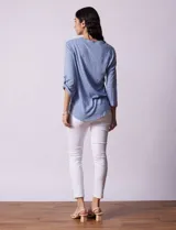 Blusa celeste texturada marca Ninety, con cuello a la base, escote en V y abertura central con botones. Delantera con bolsillo y mangas tres cuartos regulables con presilla y botón.