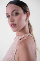 Vestido largo de fiesta con cuello halter y lentejuelas color verde esmeralda en el top y negro en la falda.