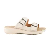 Sandalias bajas color blanco hueso con dos tiras anchas con hebillas plateadas y plantilla con perforaciones.