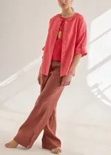 Camisa color coral de lino, corte holgado, escote redondo y mangas 3/4 ajustables con botón.