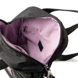 Mochila negra de poliéster con asas fijas y correa regulable. Tiene un bolsillo externo con cierre y dos bolsillos internos, uno con cierre y otro abierto.