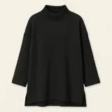 Sweater negro de tejido texturizado, con cuello alto, mangas 3/4 y corte asimétrico con aberturas laterales.