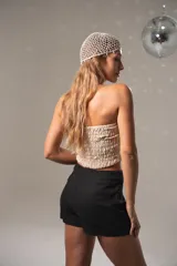 Short pollera color negro confeccionado en viscosa, poliéster y lino, con cierre de botón lateral.