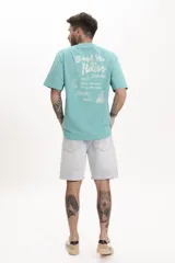 Remera color celeste con cuello redondo y estampado pequeño en el frente.