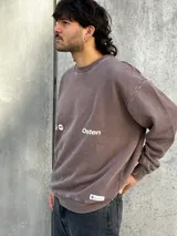 Buzo marrón con estampado en la espalda que incluye un sol, la palabra "Osten" y las frases "Empower Elevate Your" y "Boldness Strenght".