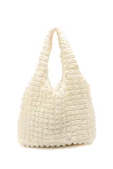 Bolso tipo tote color blanco con textura arrugada.