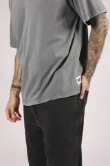Remera gris de corte holgado y mangas cortas.