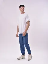 Remera básica de manga corta y cuello redondo, color blanco.