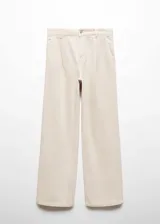 Pantalón de jean color beige, de tiro medio, corte recto y largo hasta el tobillo.