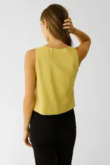 Blusa color crema de lino y viscosa, corte holgado y cuello redondo.