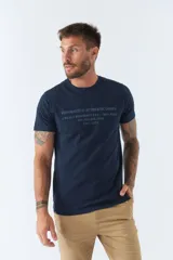 Remera blanca de algodón con cuello redondo y estampado frontal con texto en gris.