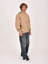 Hoodie negro con capucha y bolsillo canguro. Presenta un estampado frontal en blanco con un diseño gráfico que incluye un globo terráqueo estilizado, la palabra "DESCEND" y tres estrellas.