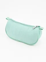 Cartuchera acolchada color rosado, con cierre superior metálico y asa pequeña.