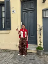 Pantalón palazzo de viscosa con estampado animal print en tonos marrón y negro.