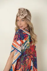 Túnica estampada con diseño de hojas en colores vibrantes, ideal como salida de playa.