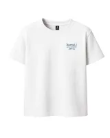 Remera blanca de algodón con cuello redondo y estampado en el pecho con el texto "Denali Surf Co." y una tabla de surf.