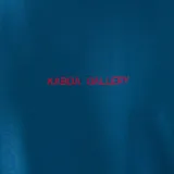 Buzo azul con cuello redondo, puños y cintura acanalados. Estampado frontal con la leyenda "Kaboa Gallery" en color rojo.