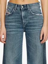 Pantalón de jean Diesel de corte acampanado con cintura media y pernera ancha.