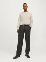 Sweater de punto color beige con cuello redondo y mangas largas.