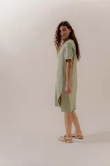 Vestido tejido color verde claro, con escote en V, mangas cortas y aberturas laterales.