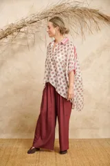 Camisa estampada de corte amplio, talle único adaptable desde S hasta 2XL.