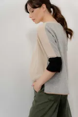 Sweater combinado color crudo, beige y marrón con escote en V, mangas al codo y tajos laterales.