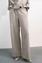 Pantalón de tiro alto color gris jaspeado, con cintura elástica y pernera ancha.