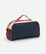 Neceser tipo baúl con dos compartimentos cerrados con cremallera, asa superior y tiradores. Diseño liso en azul marino y blanco con detalles en rojo.