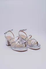 Sandalias negras de cuero con plataforma y taco cuadrado, tiras finas sobre el empeine y pulsera al tobillo con hebilla.