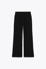 Pantalón negro de tiro alto con bolsillos delanteros, pinzas delanteras y cierre frontal con cremallera y ganchos metálicos.