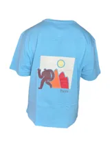 Remera blanca de algodón con cuello redondo y mangas cortas. Estampado pequeño en el pecho de un hombre haciendo una pose.